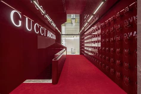 nuovo muro gucci milano|Dentro alla rinnovata boutique di Gucci a Milano .